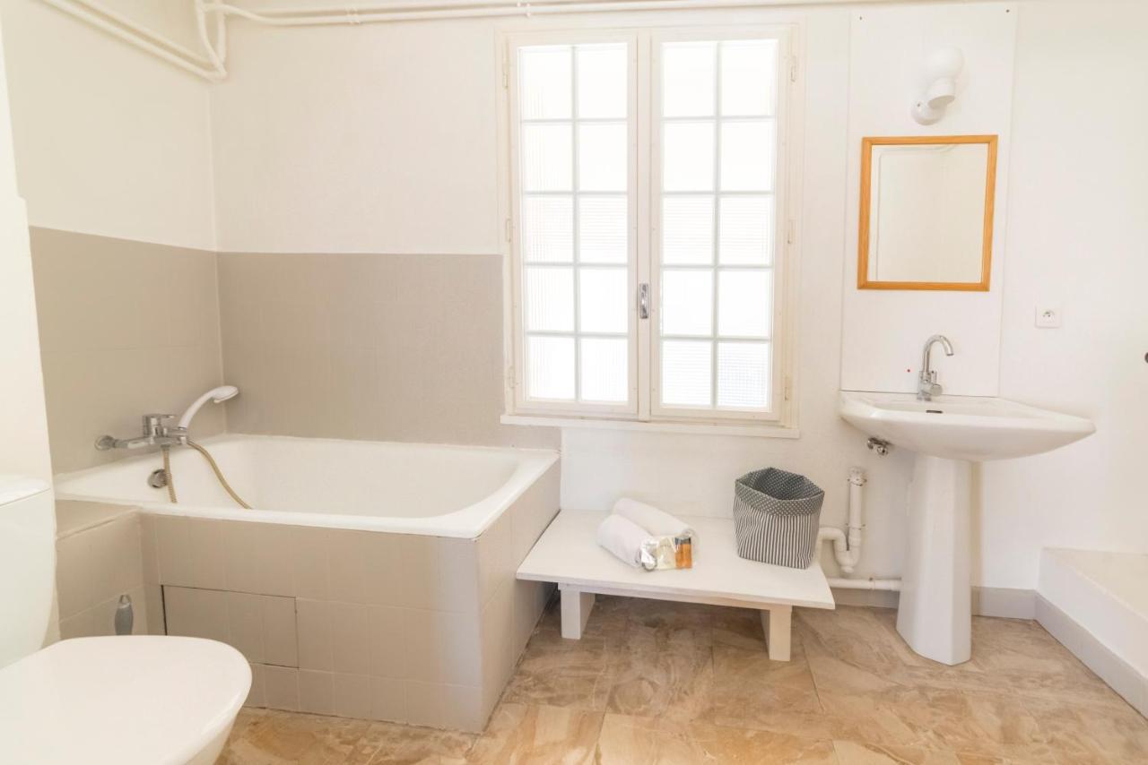Appartement De Charme - Vue Sur Remparts - Wifi Gratuit - Parking Payant A Proximite アヴィニョン エクステリア 写真